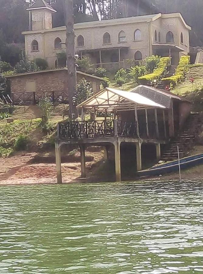 Le Chateau Du Lac De Mantasoa Luaran gambar